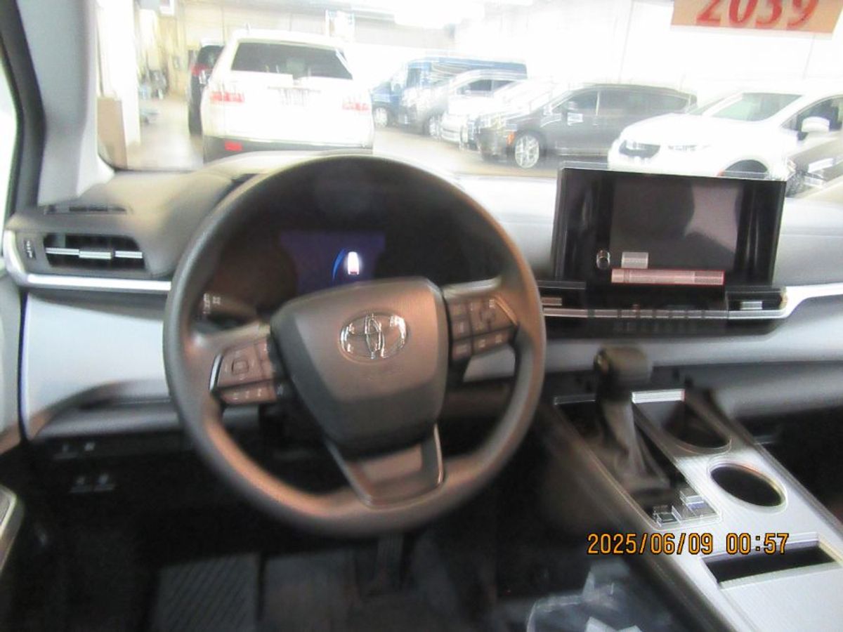 White Toyota Sienna image number 4