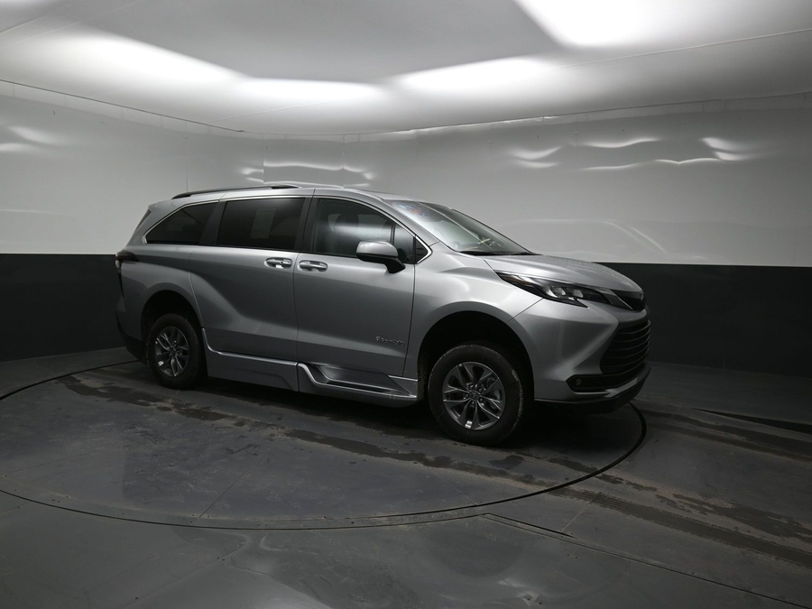 New 2025 Toyota Sienna Hybrid XLE PLUS - BraunAbility Side Entry Entry Fold Out Automatic Ramp