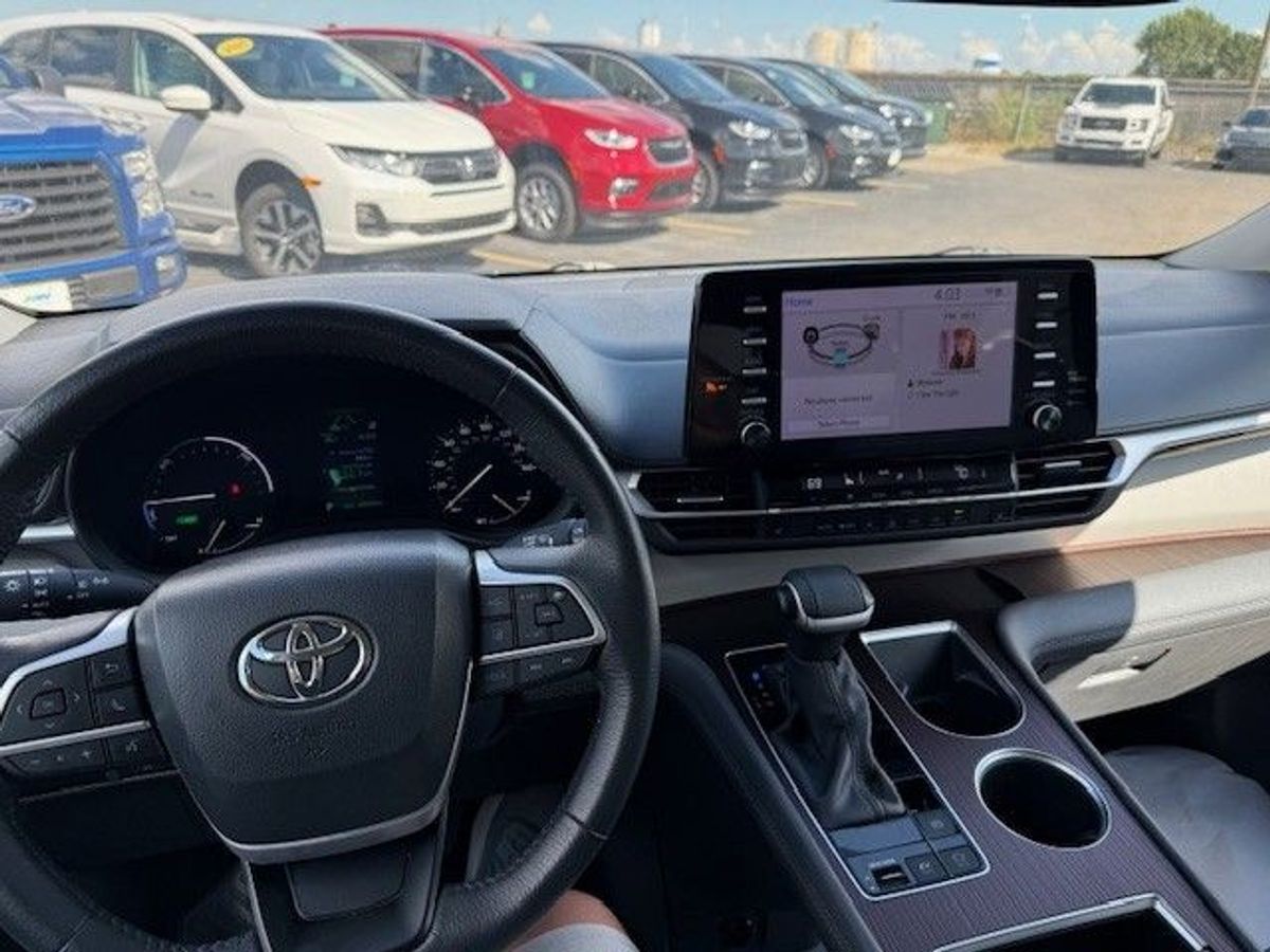 Grey Toyota Sienna image number 11