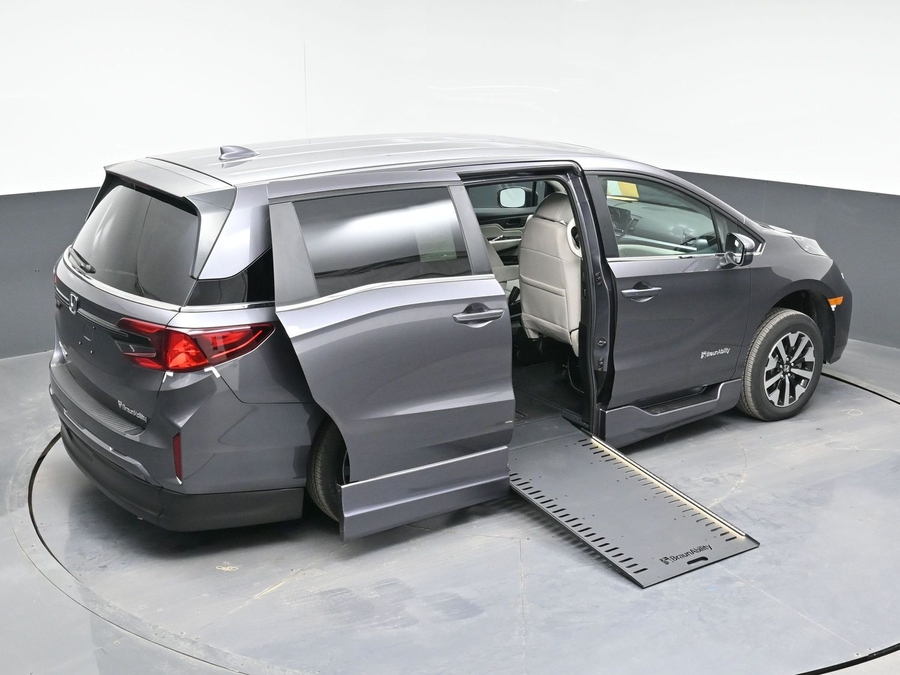 Grey Honda Odyssey image number 25