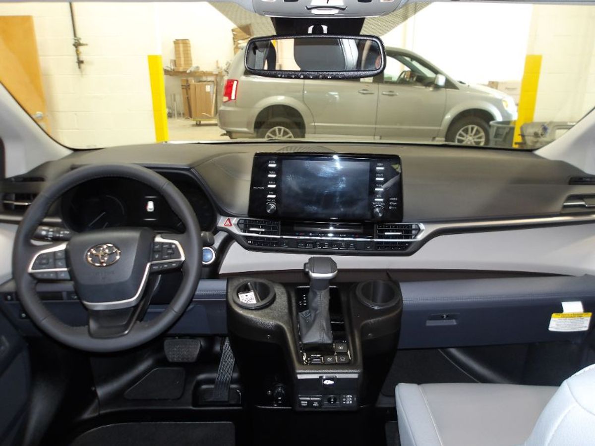 Silver Toyota Sienna image number 16