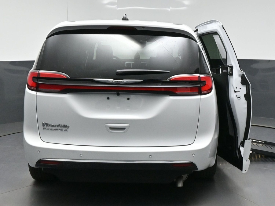 White Chrysler Pacifica image number 3