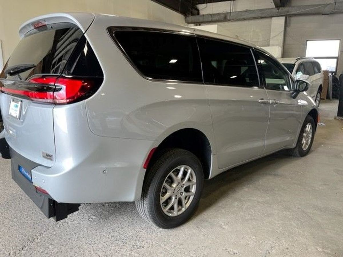 2023 CHRYSLER PACIFICA - Image 8