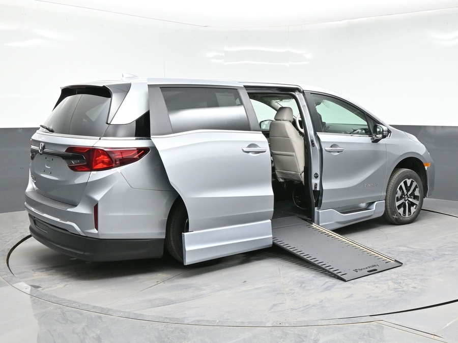 Silver Honda Odyssey image number 4