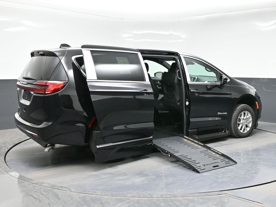 Black Chrysler Pacifica image number 6