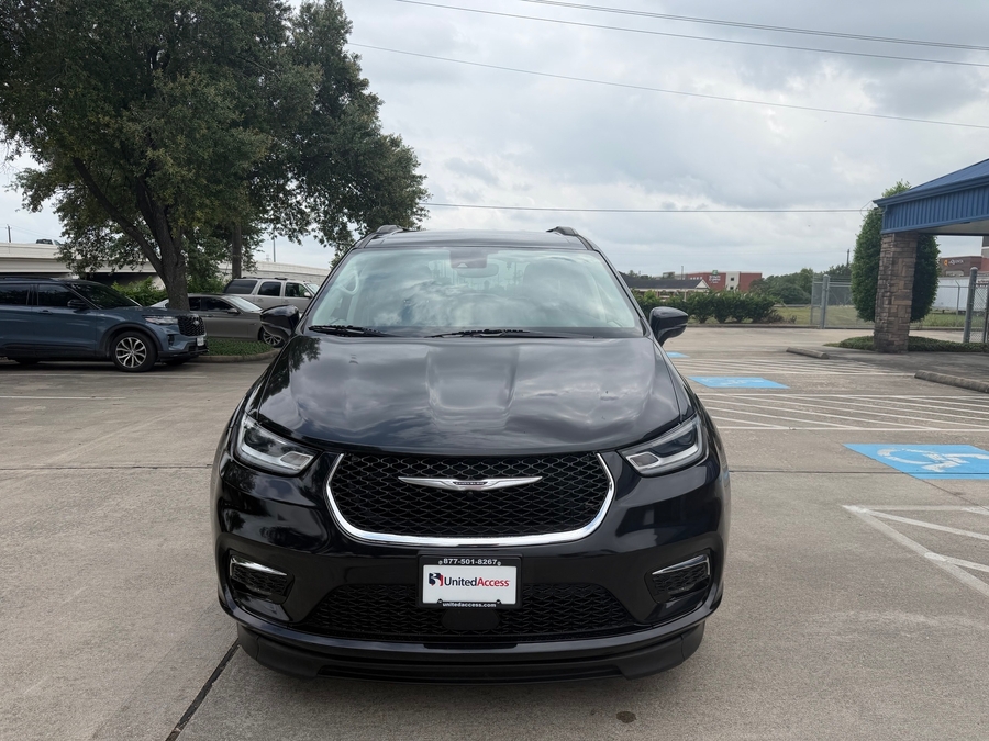 Used 2022 Chrysler Pacifica Touring L - BraunAbility Side Entry Entry In Floor Automatic Ramp