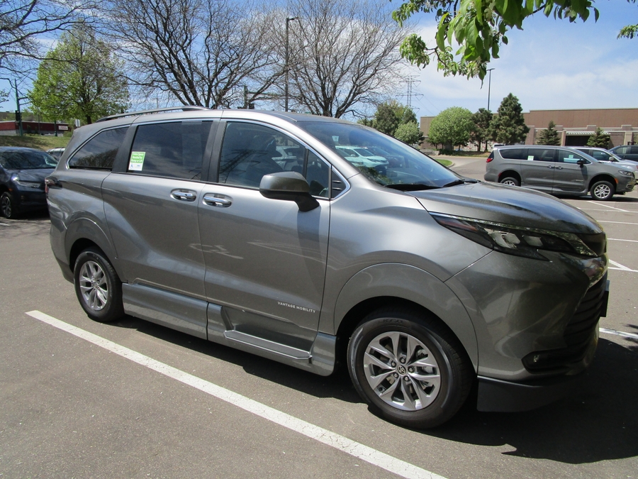 Grey Toyota Sienna image number 1