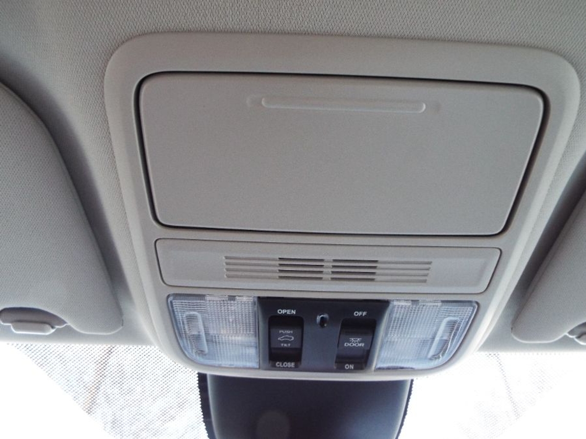 Silver Honda Odyssey image number 12