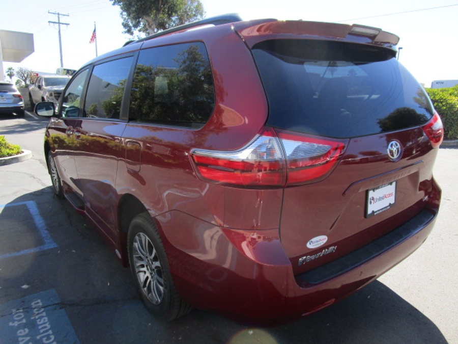 Used 2020 Toyota Sienna XLE - BraunAbility Side Entry Entry In Floor Automatic Ramp