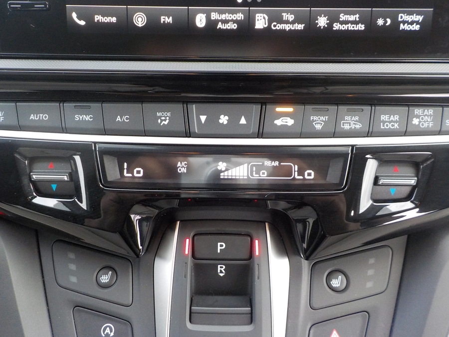 Silver Honda Odyssey image number 36