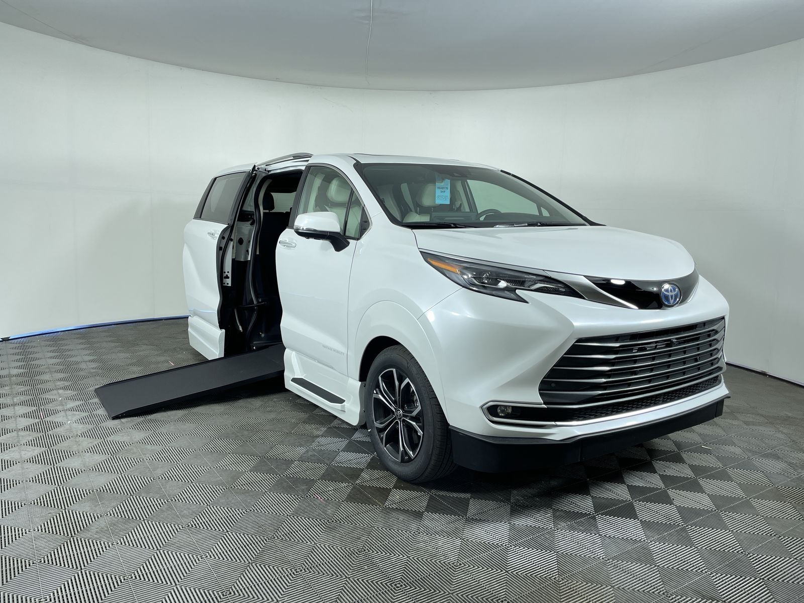 2025 Toyota Sienna AWD Platinum