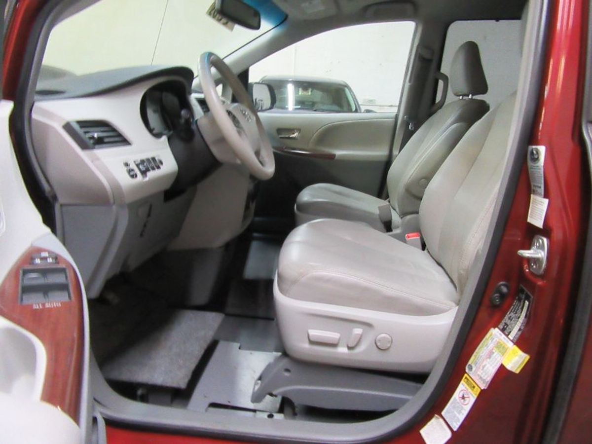 2014 TOYOTA SIENNA - Image 9