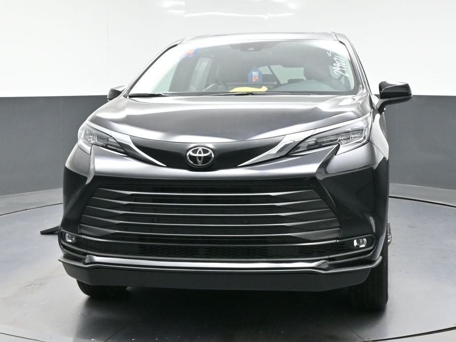 Black Toyota Sienna image number 5