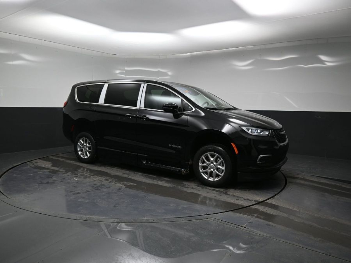 Black Chrysler Pacifica image number 16