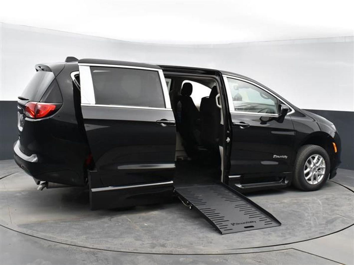 Black Chrysler Voyager image number 11