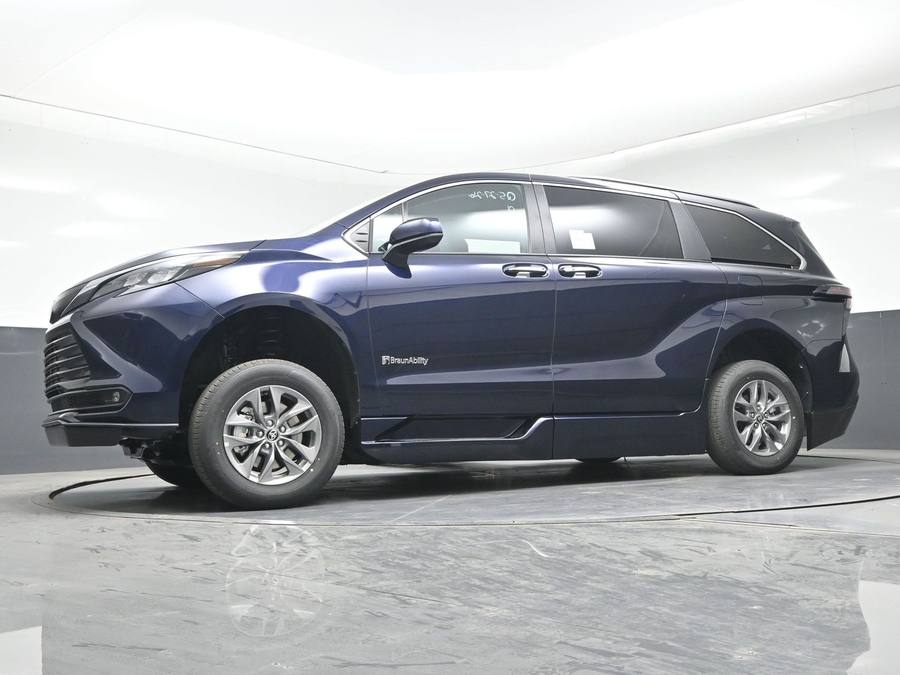 New 2026 Toyota Sienna Hybrid XLE Base - BraunAbility Side Entry Entry Fold Out Automatic Ramp