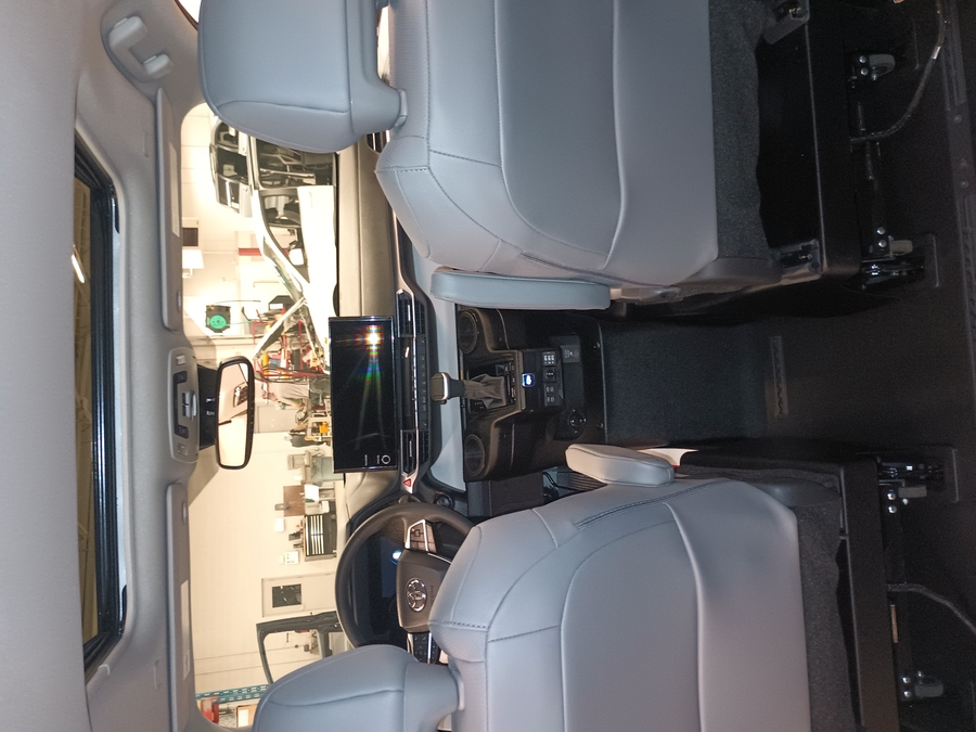 Silver Toyota Sienna image number 4