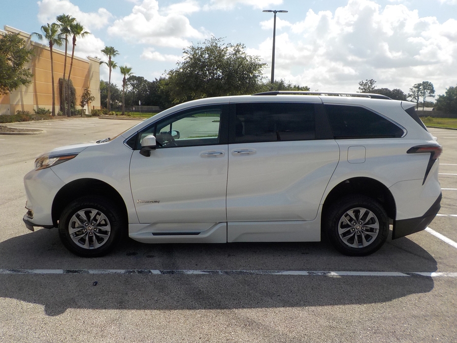 White Toyota Sienna image number 1