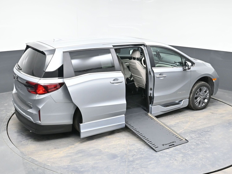 Silver Honda Odyssey image number 25