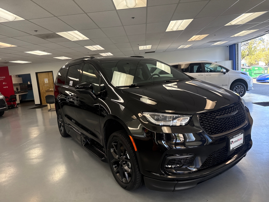 Used 2023 Chrysler Pacifica Touring L Sport - BraunAbility Side Entry Entry In Floor Automatic Ramp