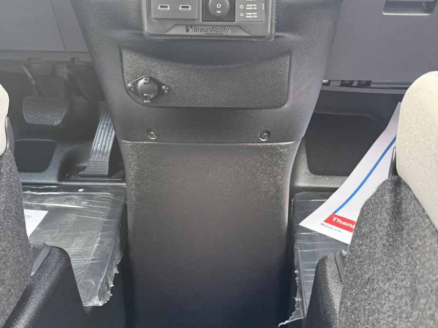 Green Toyota Sienna image number 13