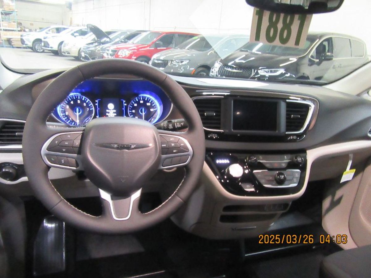 2024 CHRYSLER VOYAGER - Image 4