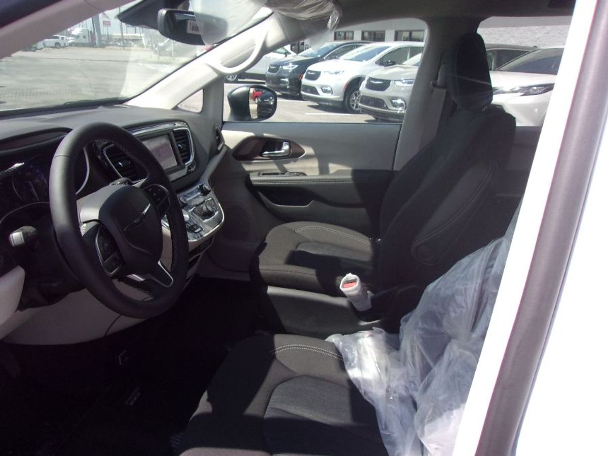 2024 CHRYSLER VOYAGER - Image 3