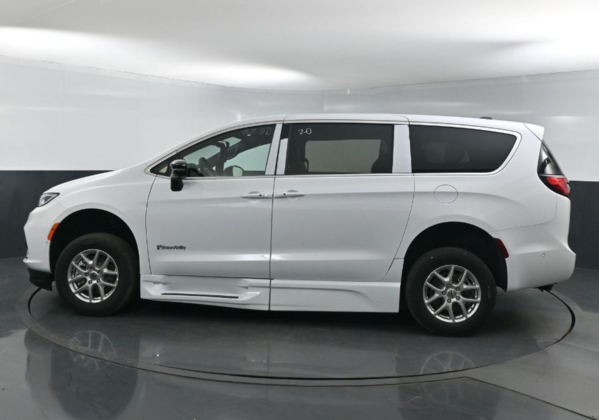 2025 CHRYSLER PACIFICA - Image 4