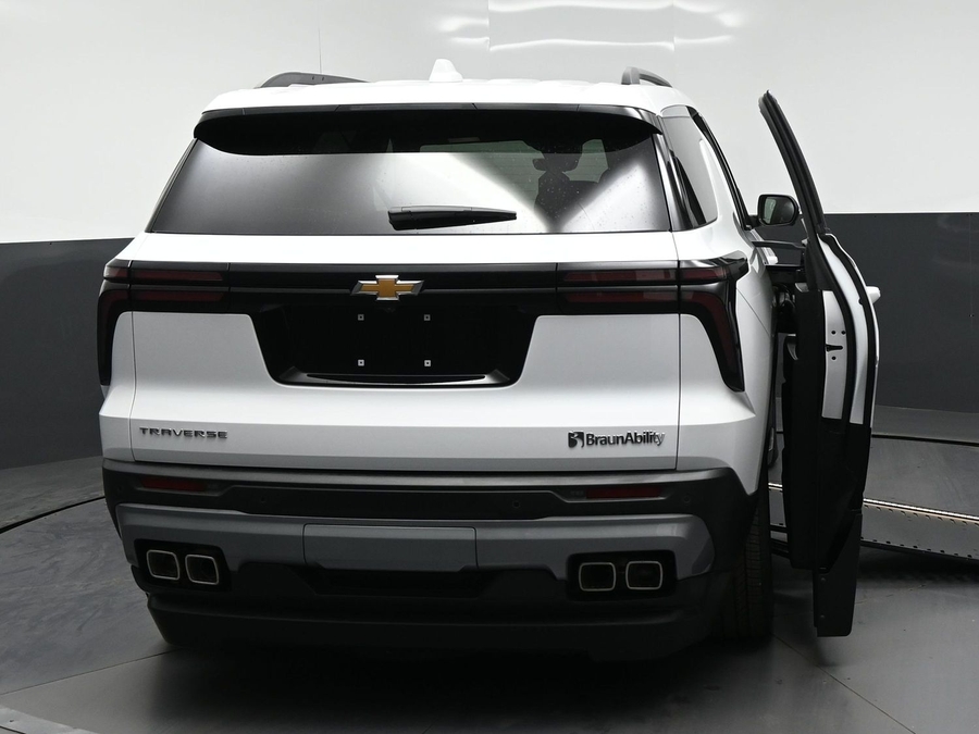 New 2026 Chevrolet Traverse 1LT - BraunAbility Side Entry In Floor Automatic Ramp