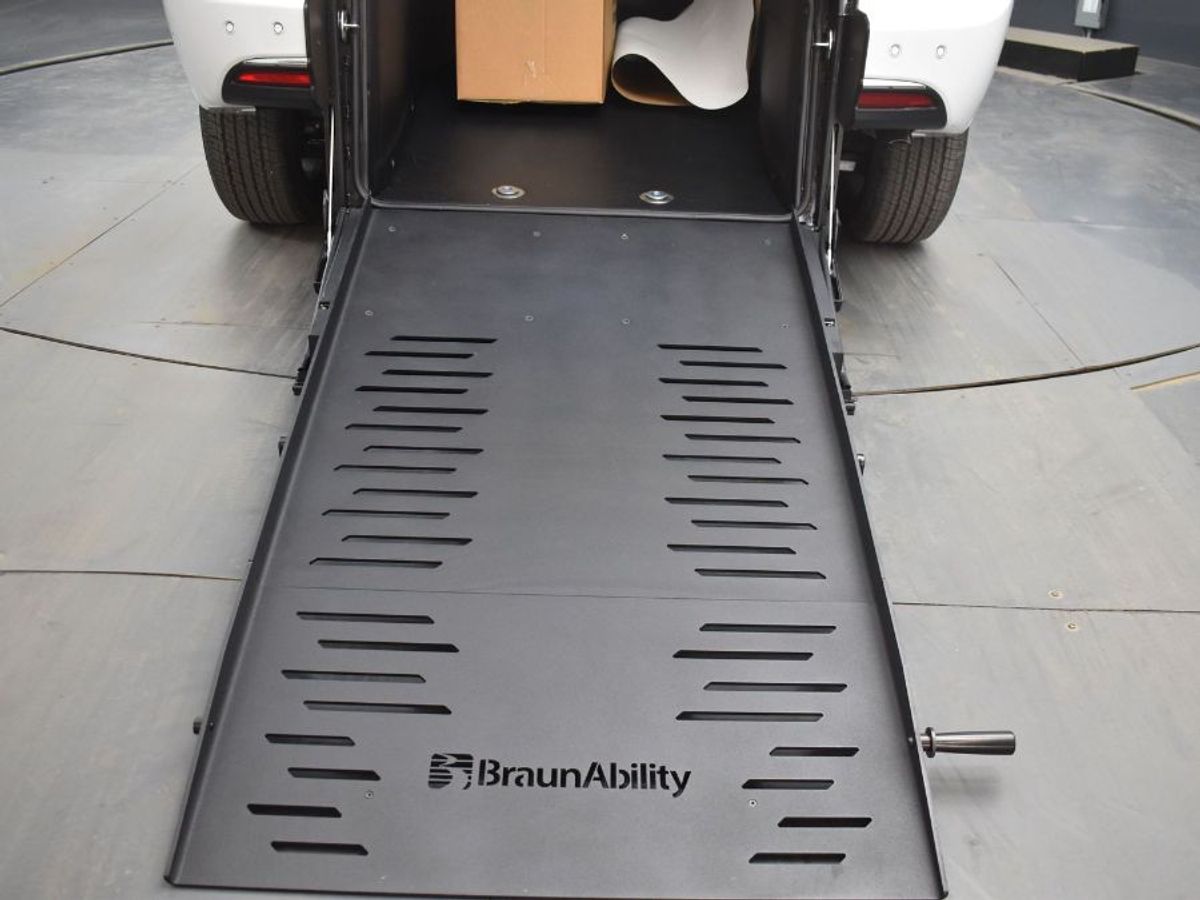 White Chrysler Pacifica image number 22