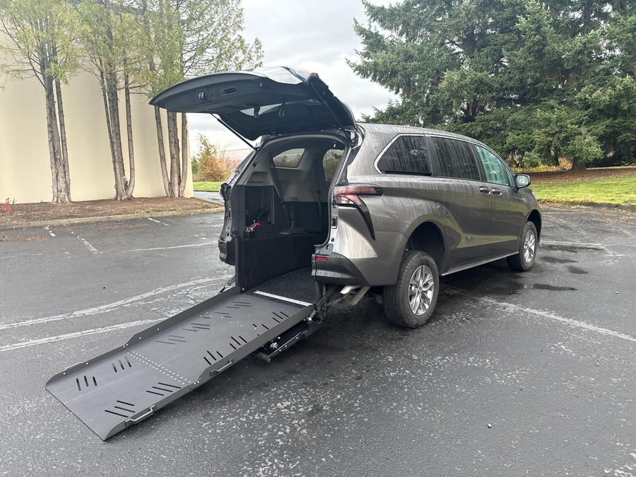 Used 2023 Toyota Sienna Hybrid LE - Vantage Mobility Rear Entry Entry Fold Out Manual Ramp