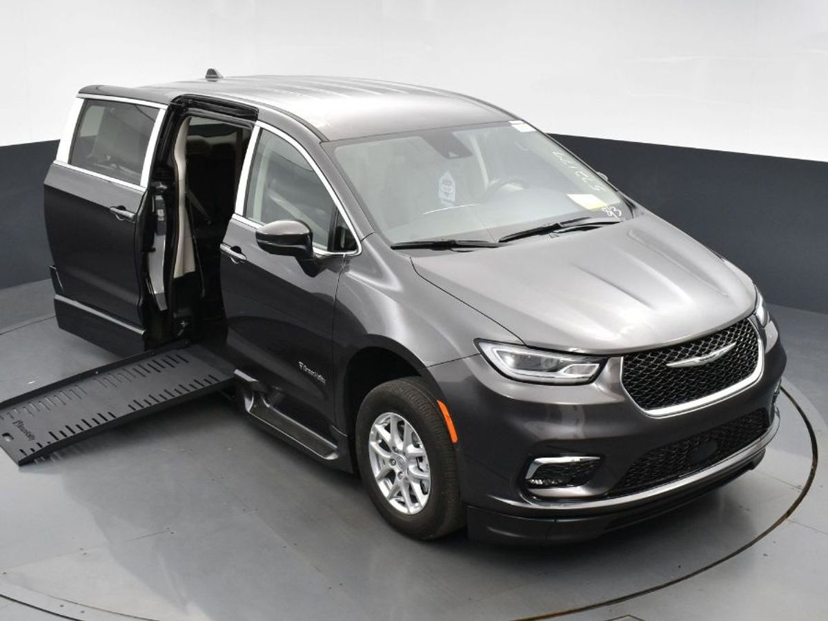 Grey Chrysler Pacifica image number 13