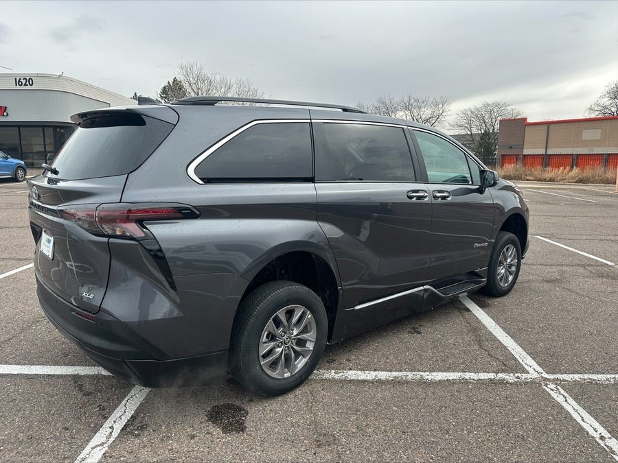 Grey Toyota Sienna image number 4