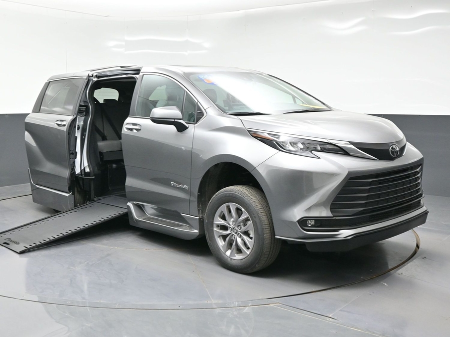 New 2026 Toyota Sienna Hybrid XLE Base - BraunAbility Side Entry In Floor Automatic Ramp