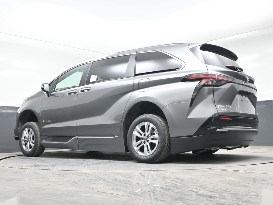 New 2026 Toyota Sienna Hybrid Limited - BraunAbility Side Entry Entry In Floor Automatic Ramp