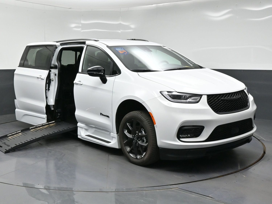 New 2026 Chrysler Pacifica Select Sport - BraunAbility Side Entry Fold Out Automatic Ramp