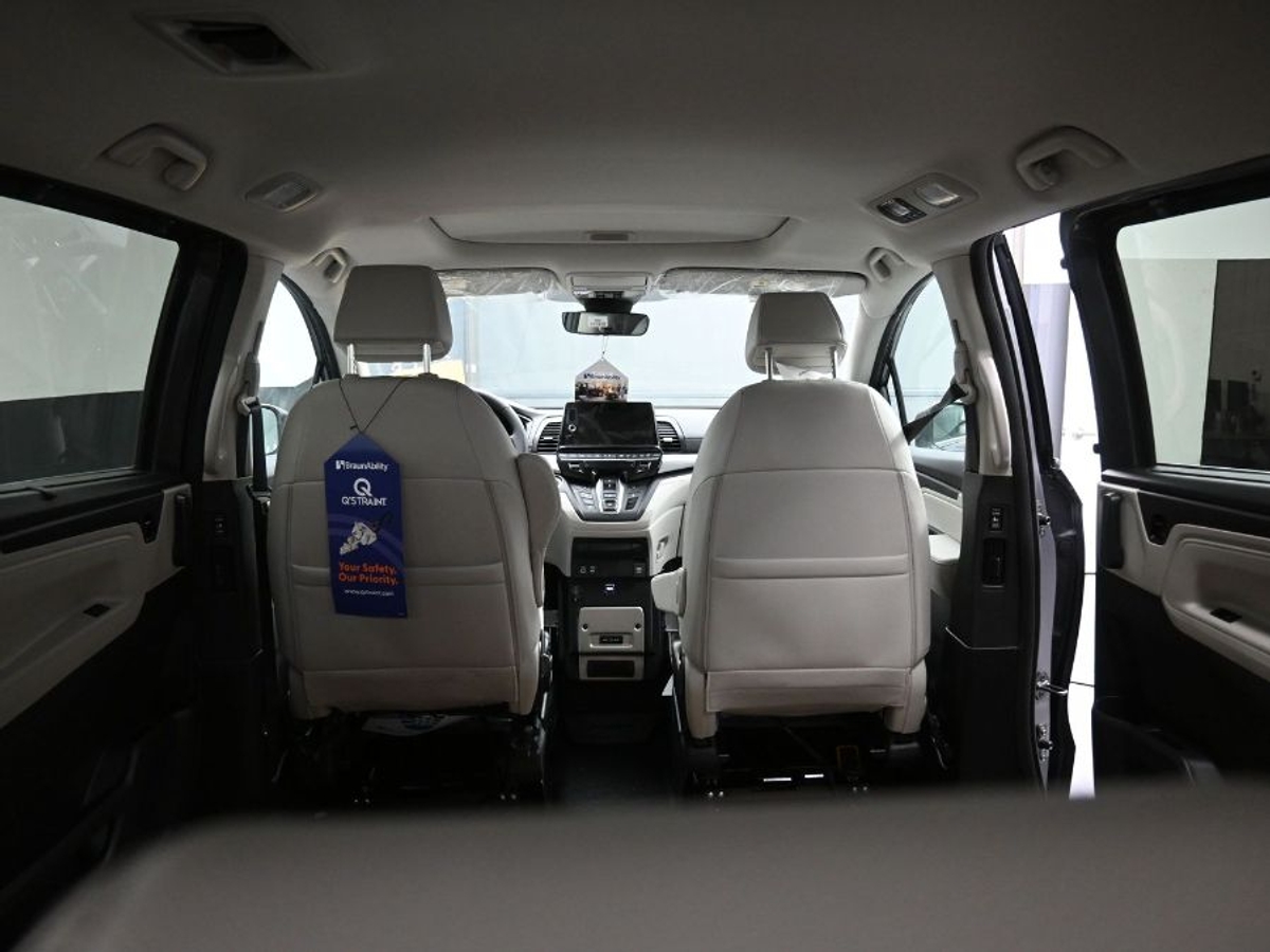 Grey Honda Odyssey image number 14
