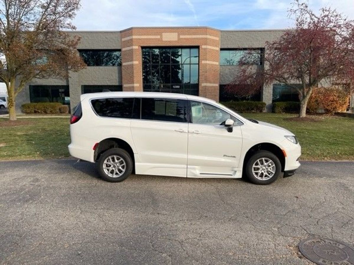 White Chrysler Voyager image number 9