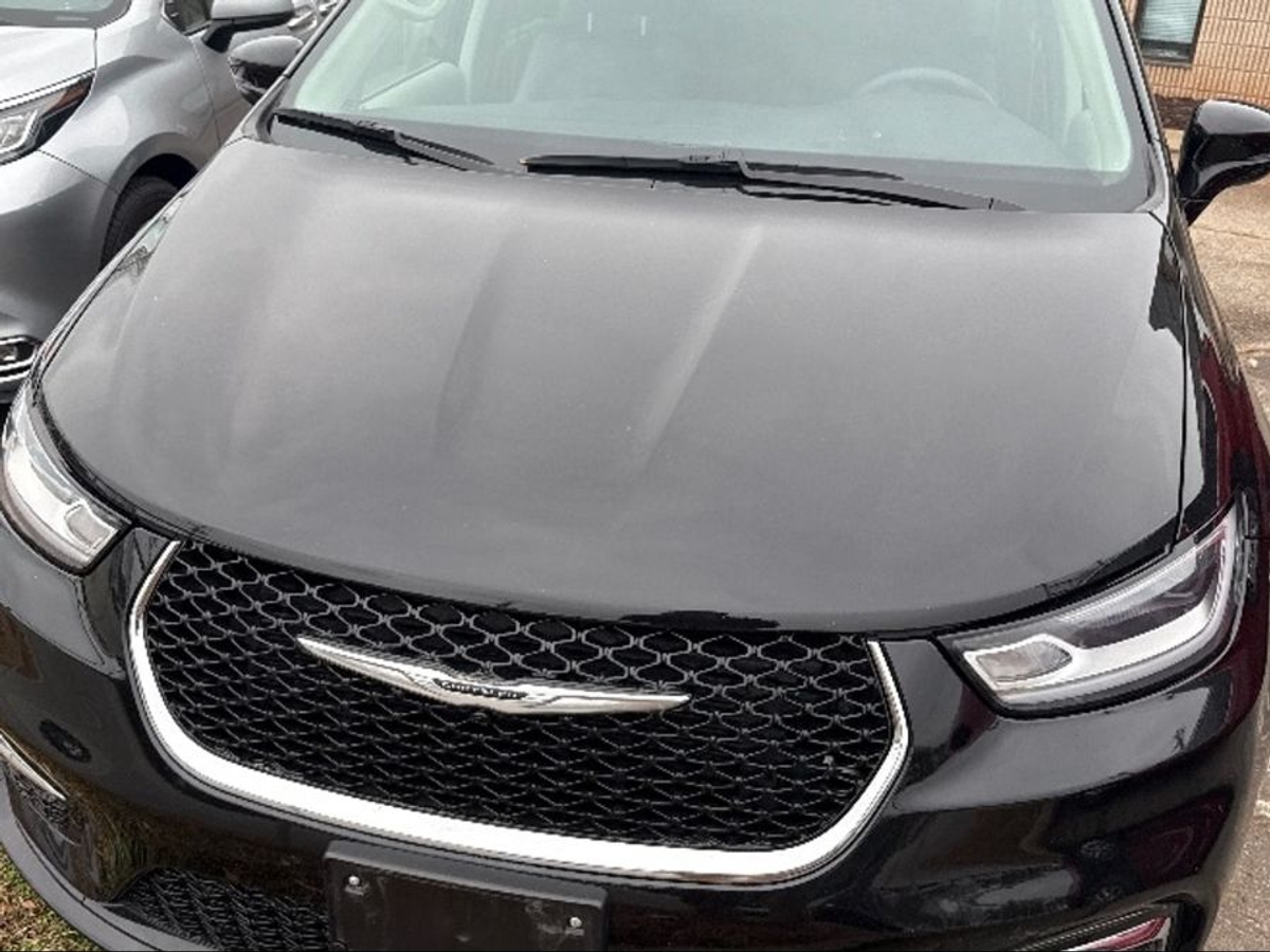 Black Chrysler Pacifica image number 15