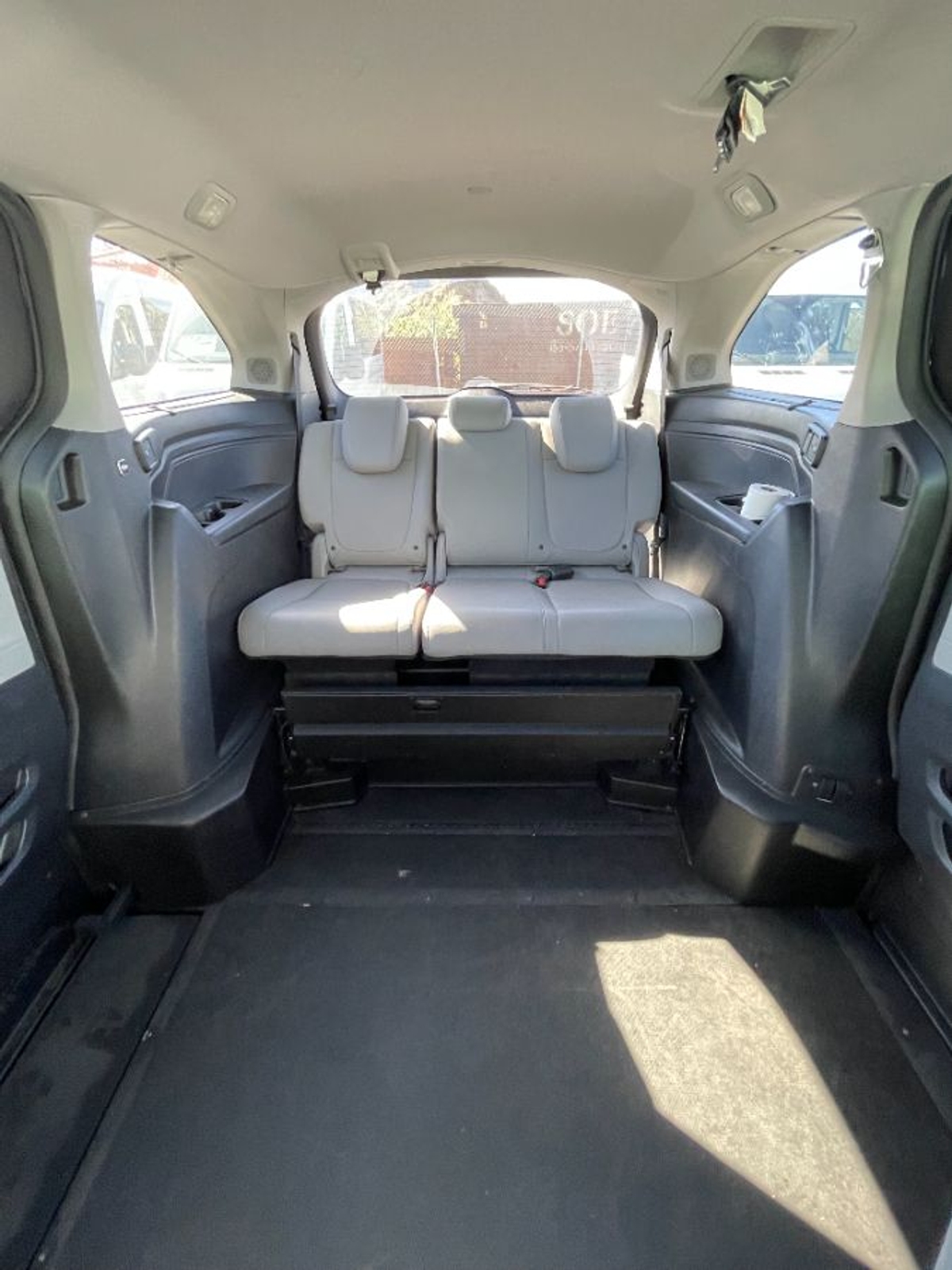 Blue Honda Odyssey image number 9