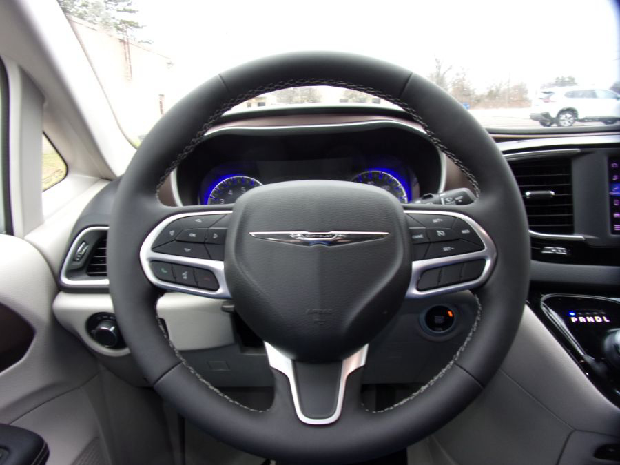 Silver Chrysler Voyager image number 9