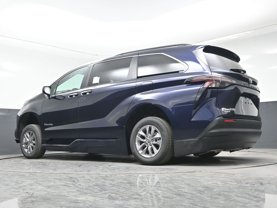 New 2026 Toyota Sienna Hybrid XLE Add - BraunAbility Side Entry Entry In Floor Automatic Ramp