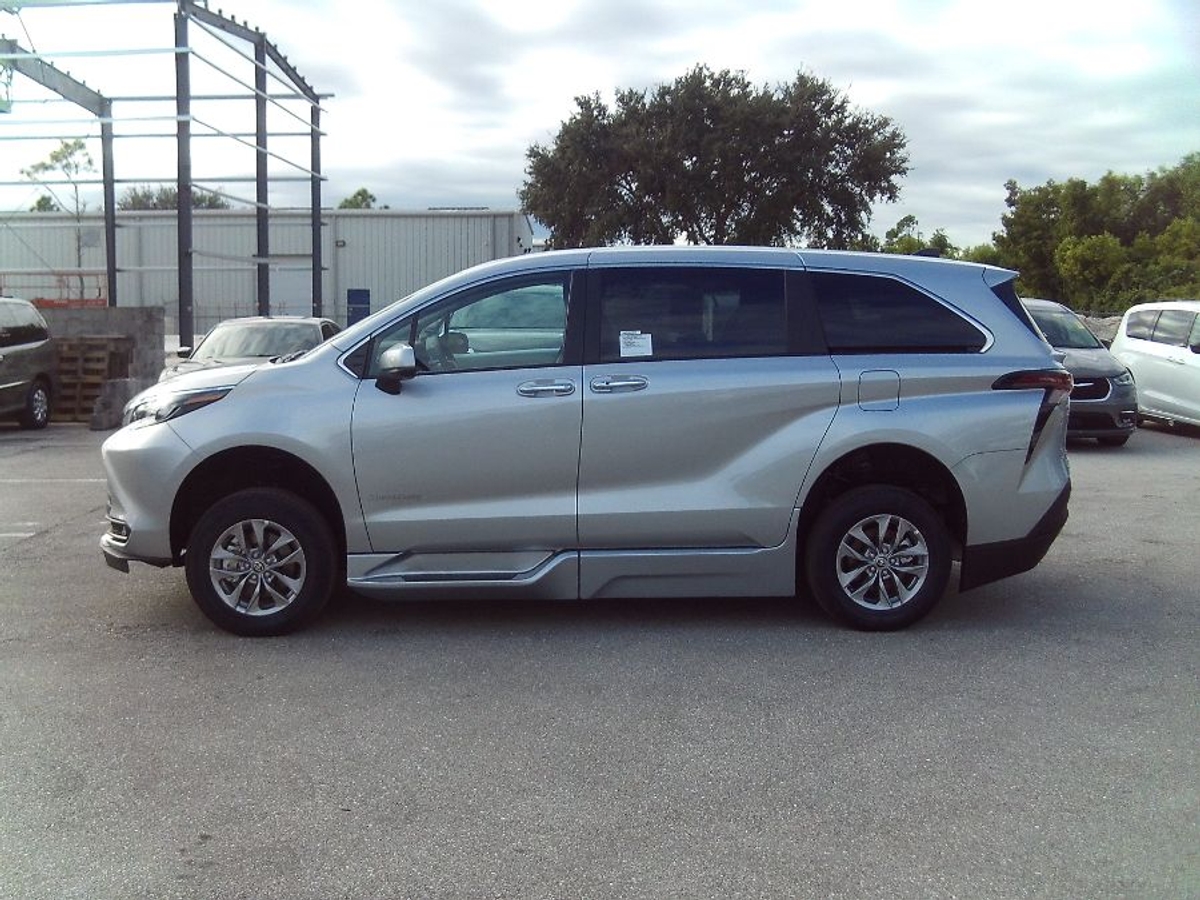 2025 TOYOTA SIENNA - Image 4