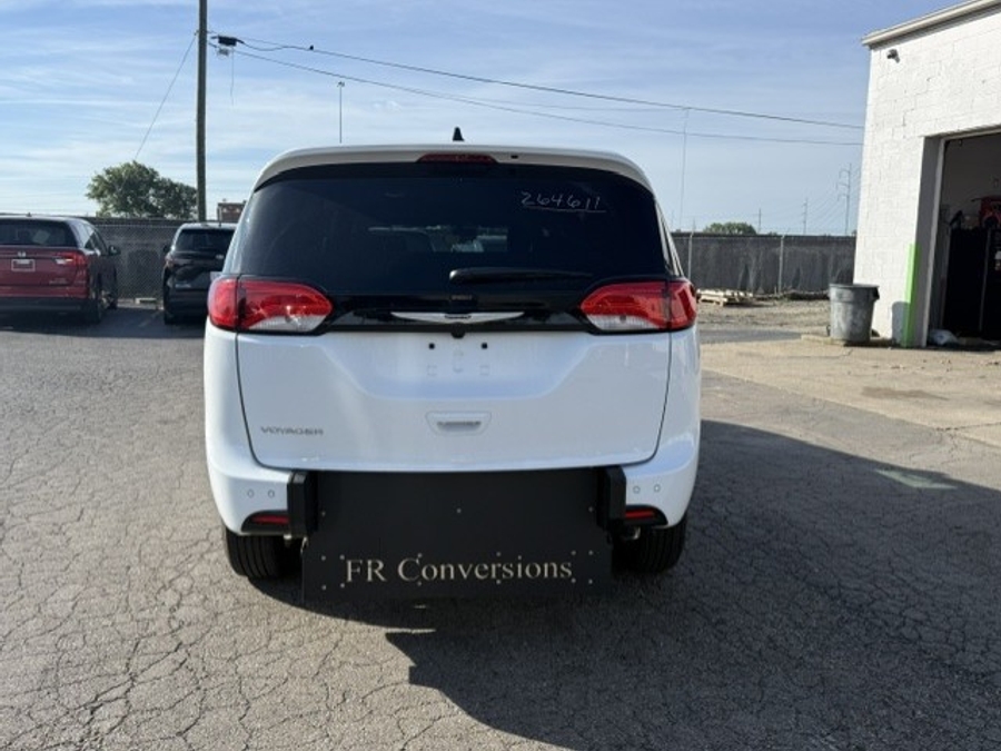 White Chrysler Voyager image number 5