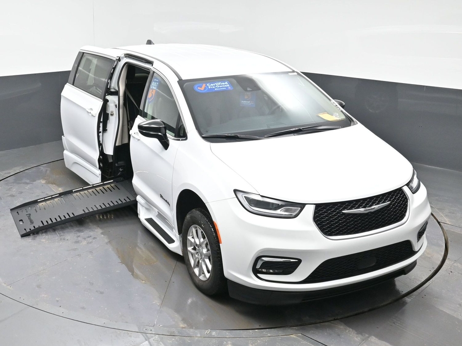 White Chrysler Pacifica image number 22