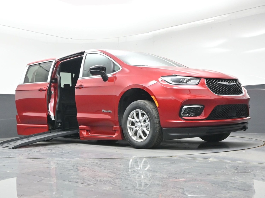 Red Chrysler Pacifica image number 15