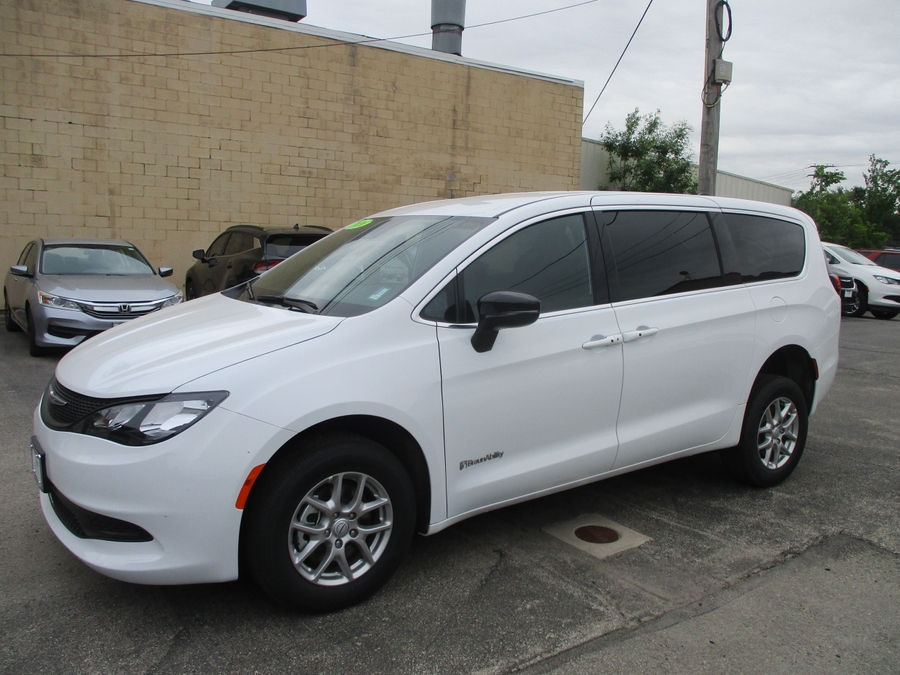 2026 Chrysler Voyager LX's photo