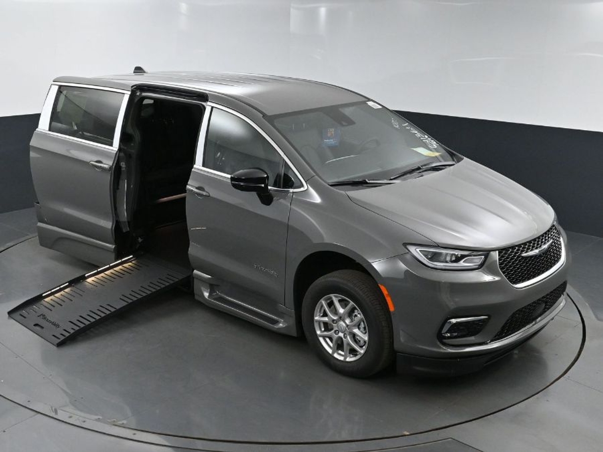Grey Chrysler Pacifica image number 12