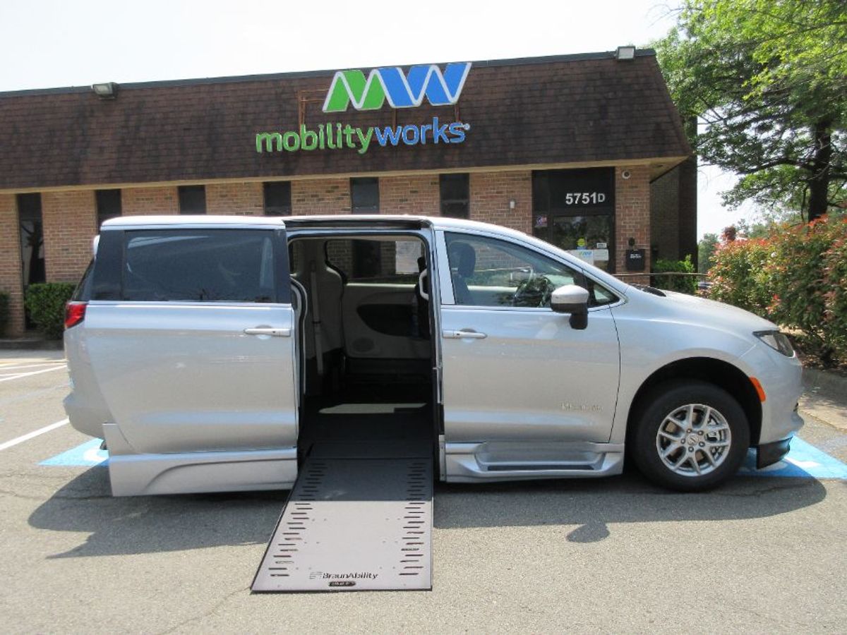 Silver Chrysler Voyager image number 1