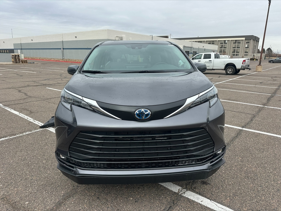 Grey Toyota Sienna image number 13